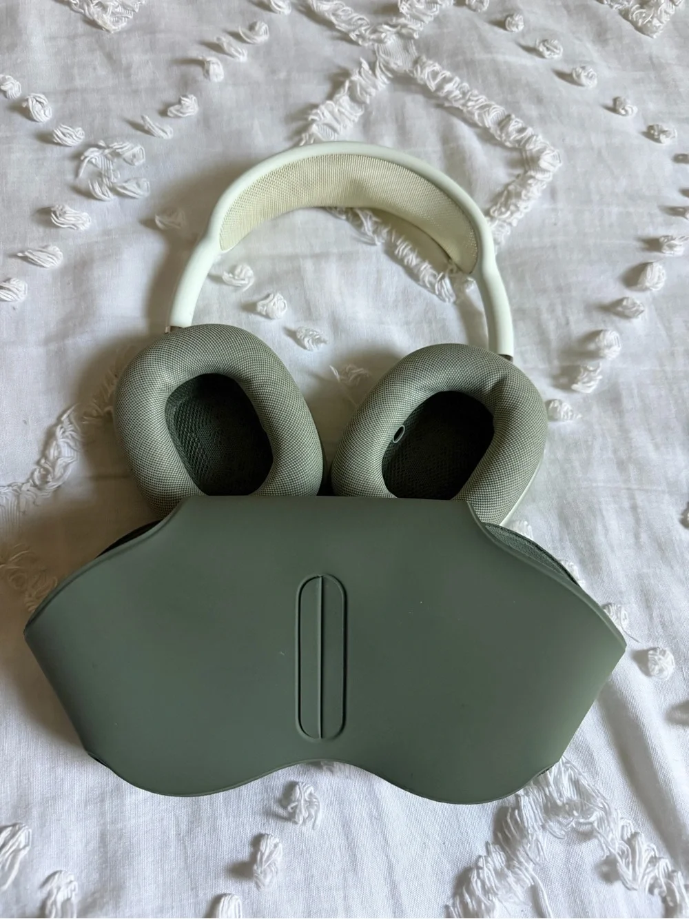 Apple air pod maxes green